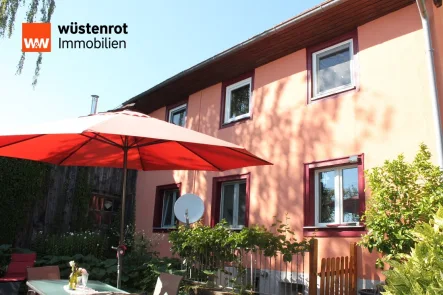 1. Ansicht - Haus kaufen in Ühlingen-Birkendorf / Untermettingen - Raus aus der Miete, rein ins bezahlbare Eigenheim! Doppelhaushälfte in Untermettingen mit Garten