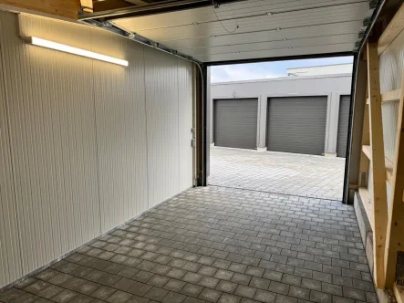 Innenbreite: 3,40 m - Garage/Stellplatz mieten in Burgoberbach - Moderne große Garage Stellplatz Winterlager für PKW Camper Wohnmobil in Burgoberbach