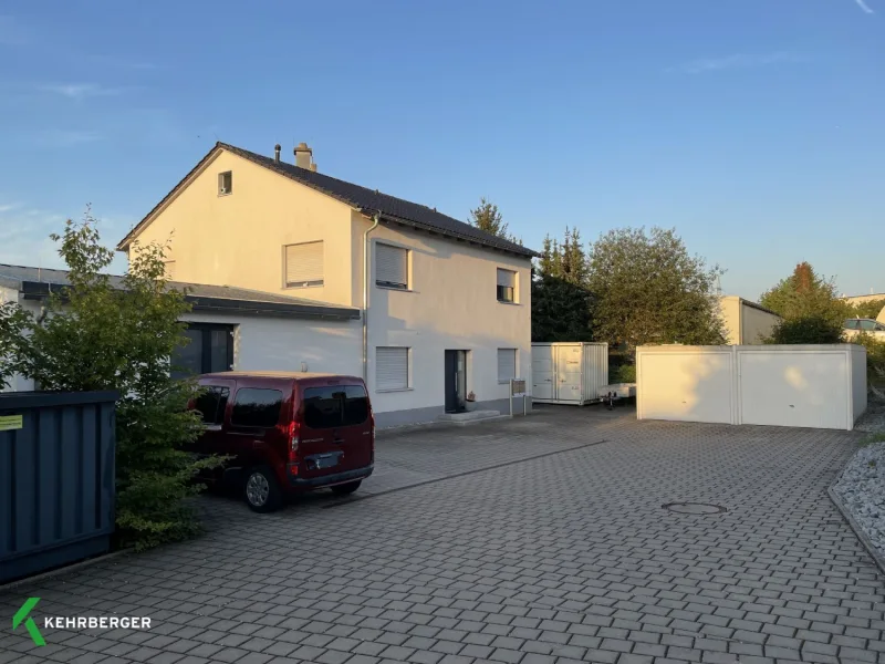 Haus, Garage und Stellplätze