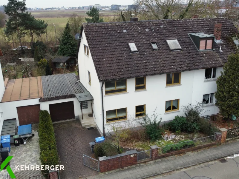 Hausansicht - Haus kaufen in Nürnberg - Großzügiges Einfamilien- oder Mehrgenerationenhaus mit Garten, Garage & Einliegerpotenzial!