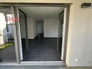 Blick vom Balkon in den Wohnraum