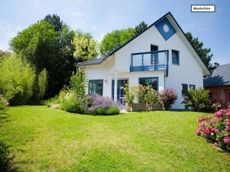 Einfamilienhaus_Rückansicht_1_Musterfoto - Haus kaufen in Mengerskirchen - Ein/Mehrfamilienhaus in 35794 Mengerskirchen, Bierwiese