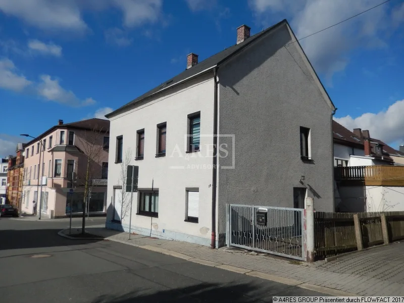 Titelbild - Haus kaufen in Falkenstein - Zweifamilienhaus in 08223 Falkenstein, August-Bebel-Str.