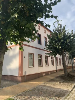 1 Straßensicht - Haus kaufen in Torgelow - Mehrfamilienhaus in 17358 Torgelow, Königstr.