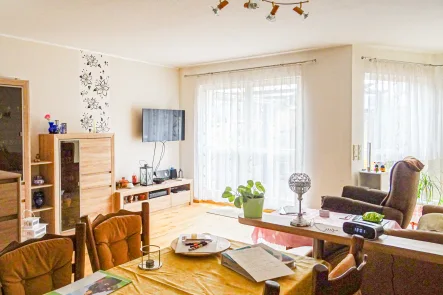 Wohnzimmer - Haus kaufen in Berlin - Endlich Platz für Ihre Wünsche: Raus aus der Enge und rein ins Eigenheim – kein Teilen mehr mit lauten Nachbarn!