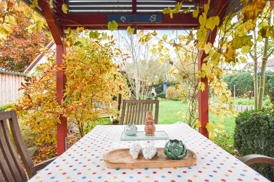 Blick vom Pavillon in den Garten