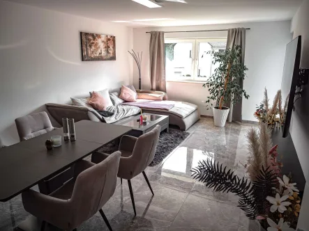 Wohnzimmer - Wohnung kaufen in Osterhofen - Modern renovierte 3,5-Zimmer-Wohnung in Best Lage!