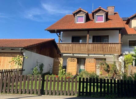 Außenansicht - Wohnung kaufen in Dingolfing - Maisonette-Traum mit eigenem Garten in Top Lage!