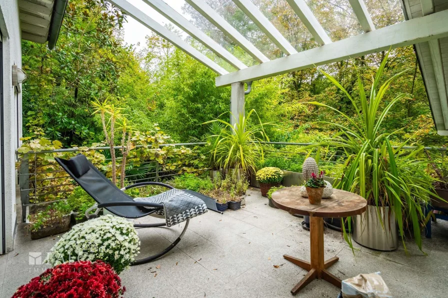 Terrasse OG - Haus kaufen in Karlsruhe - Villa mit drei Wohneinheiten gelegen in einer bewaldeten Anlage/ weitere Teilung möglich!