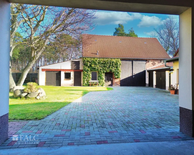 Blick in den Innenhof - Haus kaufen in Beelitz - Ein Zuhause für Generationen – Familienfreundliches Zweifamilienhaus im idyllischen Dreiseithof