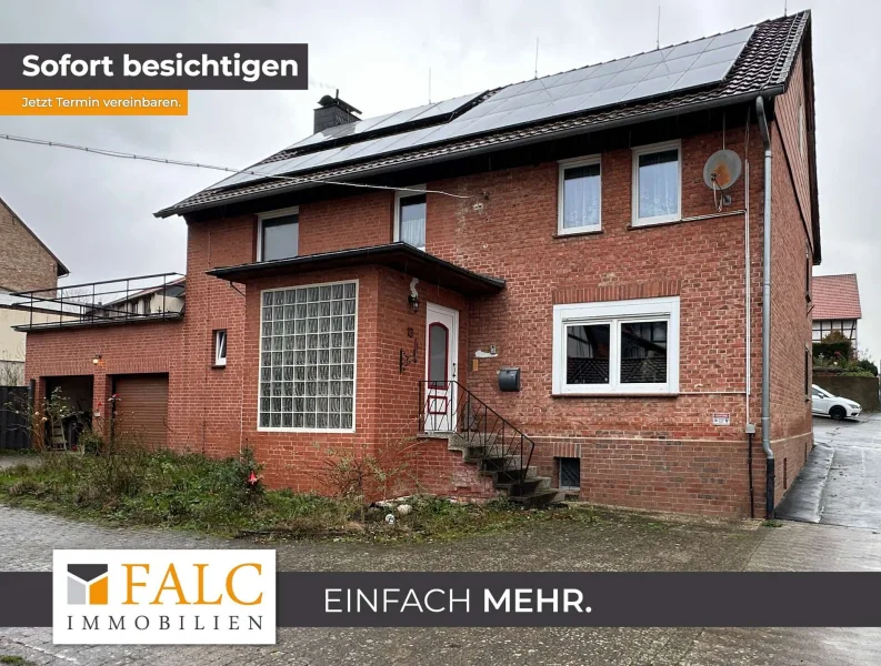 Titelbild - Haus kaufen in Northeim - ***Energieeffizientes Platzwunder mit 8 Garagen - Perfekt für Platzliebhaber***