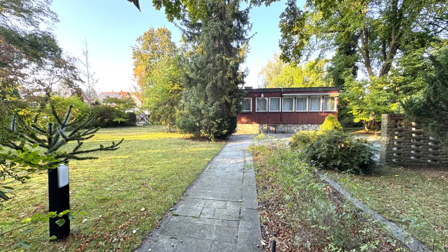 Gartenansicht - Haus kaufen in Berlin - Das haben Sie gesucht! Großes Eckgrundstück mit Komfort-Bungalow und viel Freiraum