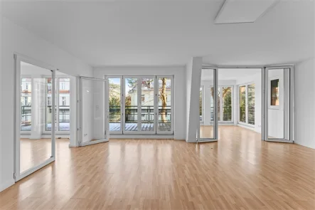 Wohnzimmer mit Terrassenzugang - Wohnung kaufen in Berlin - NEUER KP - ERSTKLASSIGE 5 ZIMMER- DACH-MAISONETTE - mit 2 Sonnenterrassen - dicht Branitzer Platz