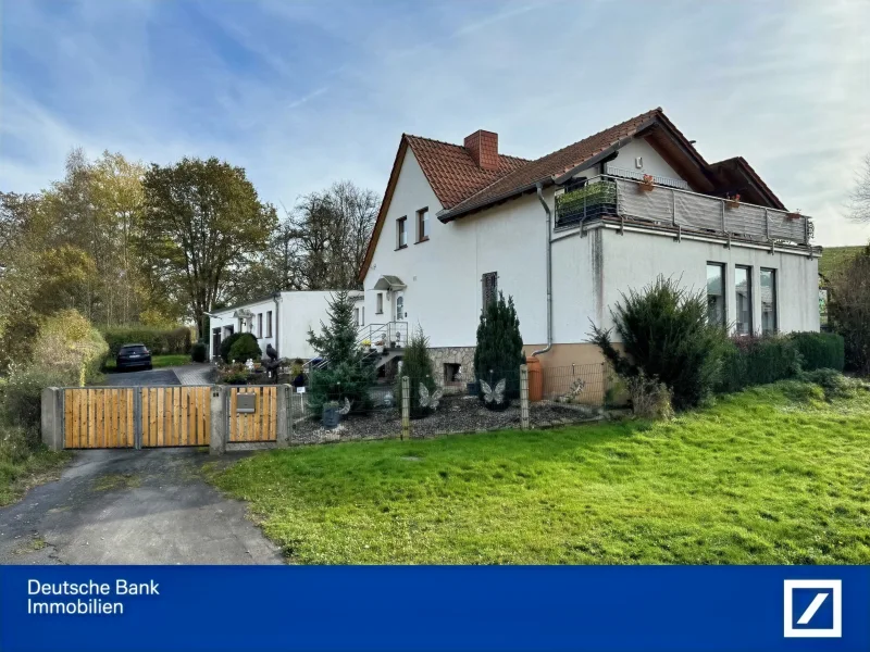 Hausansicht Einfahrt - Haus kaufen in Gerstungen - Einfamilienhaus mit Einliegerwohnung im ländlichem Raum 