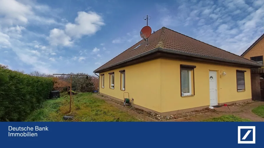 Blick von der Straße - Haus kaufen in Ventschow - Haus mit Seeblick