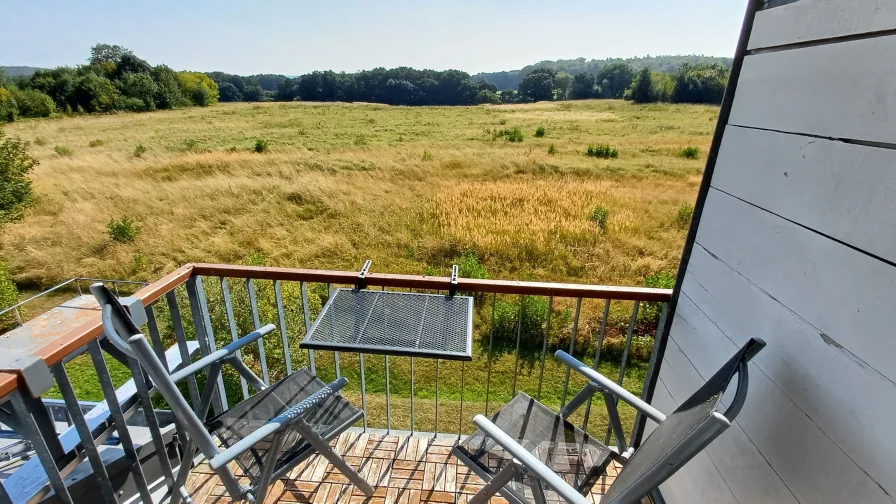 Balkon mit Blick über Wiesen