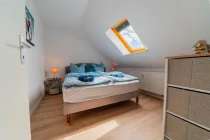 Schlafzimmer (DG)