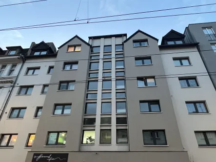 Hausfront - Wohnung kaufen in Düsseldorf - 6-Zi.-ETW + Fahrstuhl + großer Balkon + 2 ebene Tiefgaragenplätze