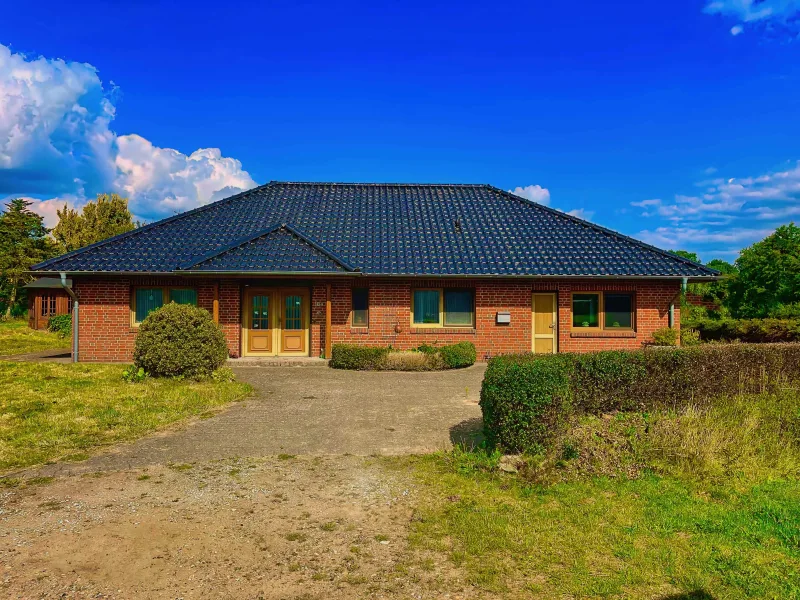 Hausansicht - Haus kaufen in Wanderup - Einzigartiger Bungalow auf großem Grundstück in Wanderup.Energiebedarf: 99,3 kwh/C