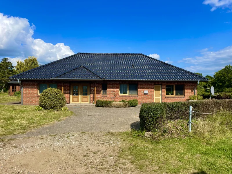 Hausansicht - Haus kaufen in Wanderup - Einzigartiger Bungalow auf großem Grundstück in Wanderup.Energiebedarf: 99,3 kwh/C