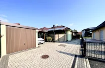 Zufahrt zum Grundstück mit Garage und Carport