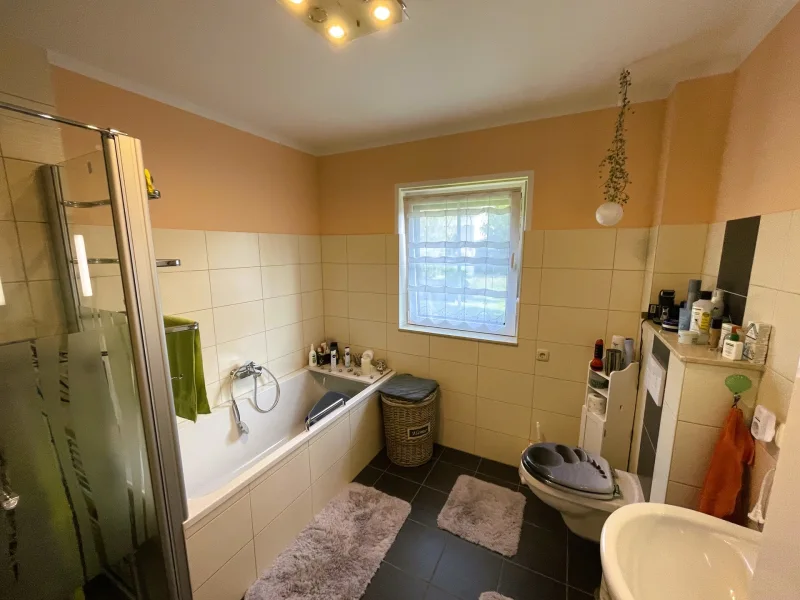 Badezimmer mit Wanne und Dusche 7,54 m²