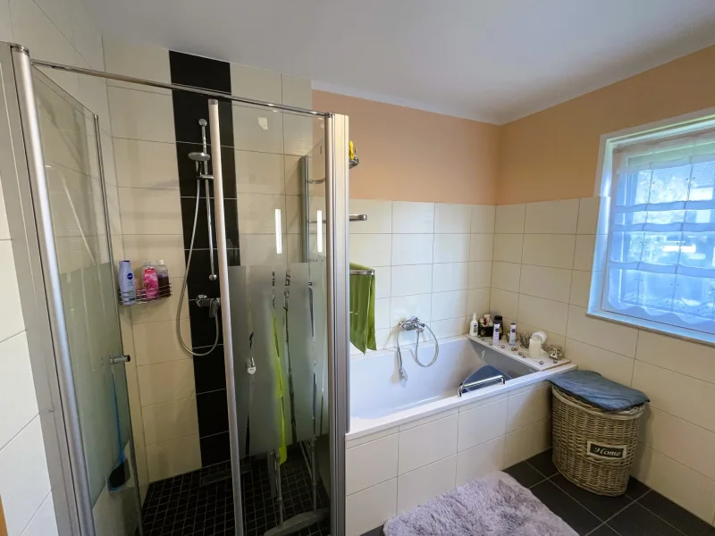 Badezimmer mit Wanne und Dusche 7,54 m²