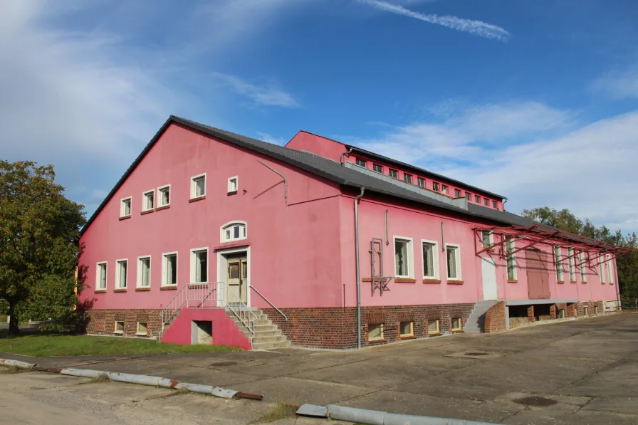 Große Halle mit Treppenzugang hinten links