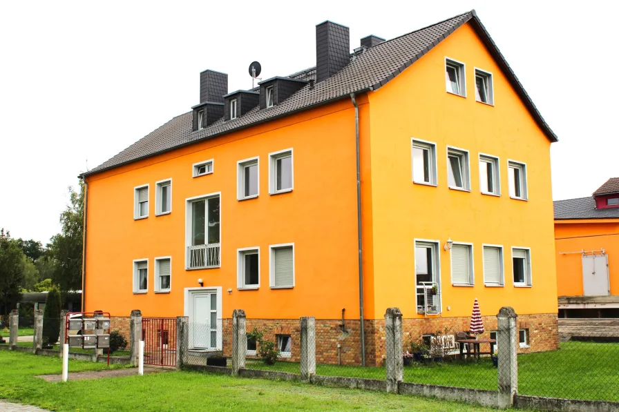 Vorderhaus mit Eingang und Briefkästen