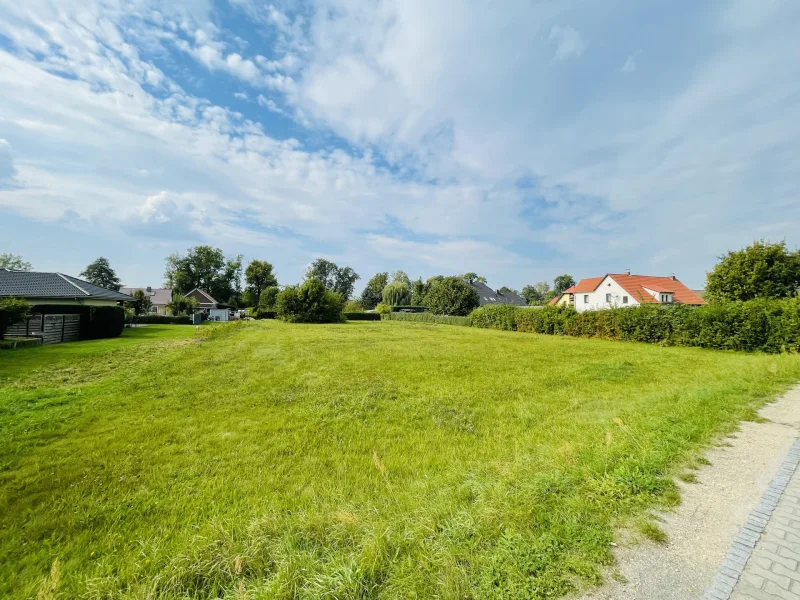 Grundstück mit Blick von der Straße