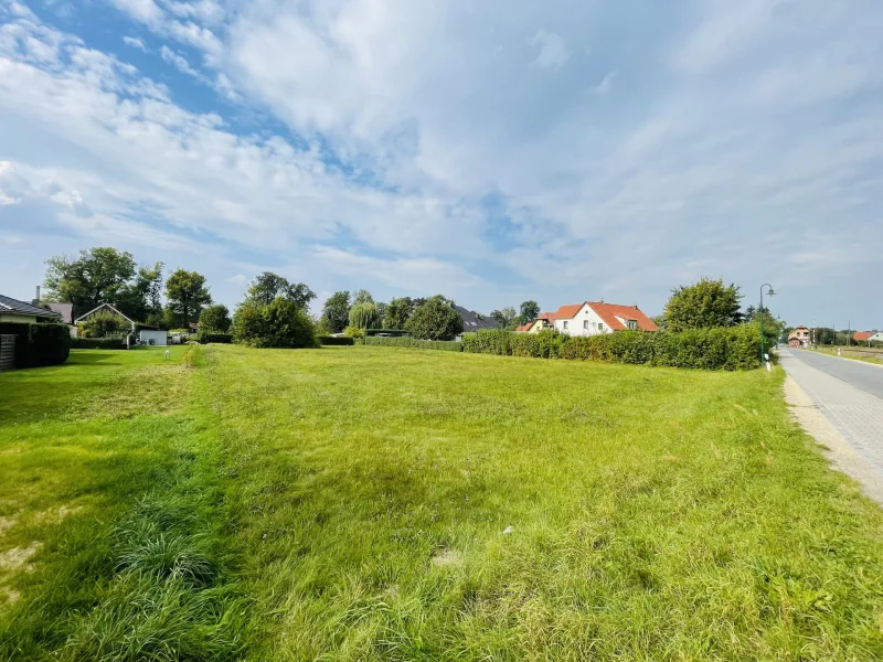 Grundstück mit Blick von der Straße