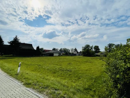 Grundstück mit Blick von der Straße - Grundstück kaufen in Horka - Sonniges Baugrundstück in Horka, voll Erschlossen * Provisionsfrei für den Käufer *