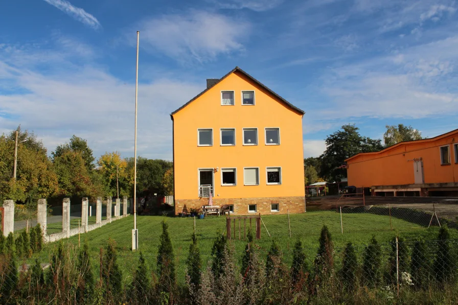 Vorderhaus Giebelseite rechts mit Halle und Garten