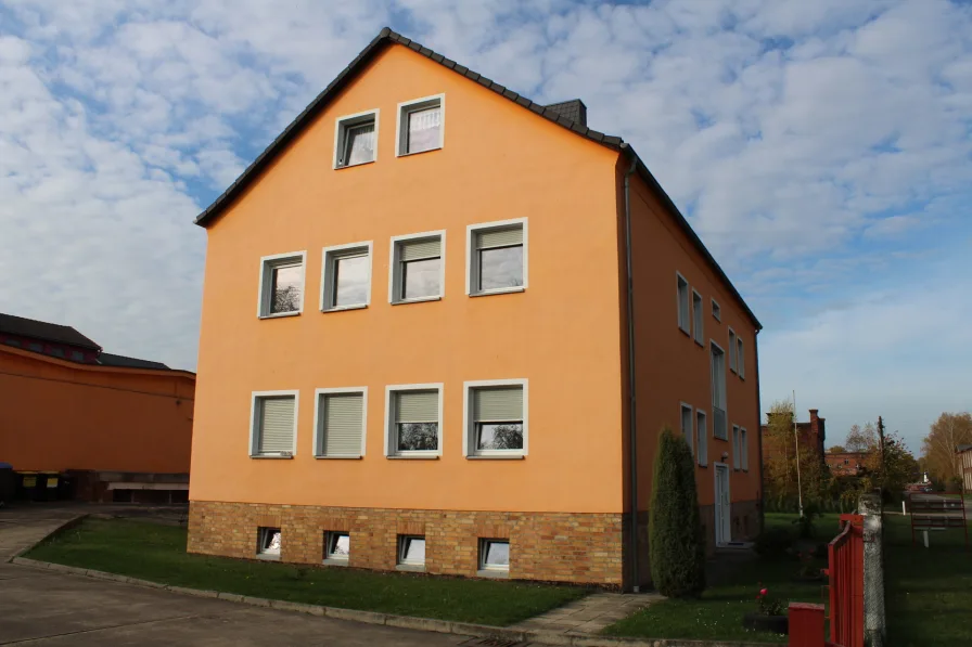 Vorderhaus mit Weg und Blumenrabatten Giebel  links