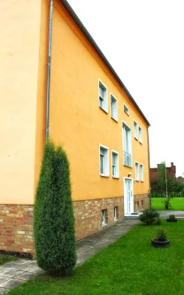 Vorderhaus mit Eingang - Wohnung mieten in Forst (Lausitz) - Komfortable 3-Zimmer-Wohnung mit modernen Akzenten in ruhiger Lage