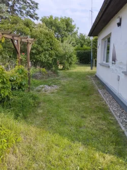 Garten - Haus kaufen in Dranske - Rügen - Dranske: schöne DHH: 5 Zimmer, 433 m²  Grundstück, 2 Minuten Fußweg zum Strand -PROVISONSFREI