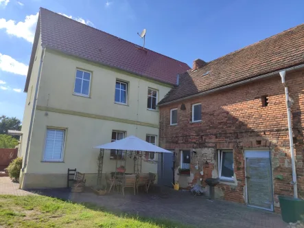 Haus mit Ausbaureserve - Haus kaufen in Prettin - 2-Familienhaus mit Ausbaupotential, 200 m² Wohnfläche + 5 Garagen, Garten, 7,5% Rendite