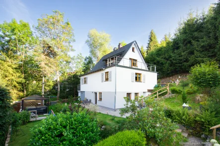 Außenansicht im Sommer - Haus kaufen in Hinterzarten - Kernsaniertes Zweifamilienhaus inkl. Ferienwohnung in Hinterzarten zu verkaufen