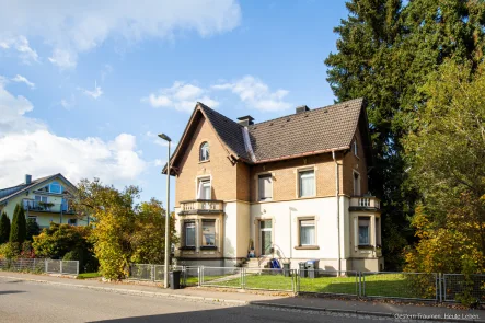 Außenansicht  - Haus kaufen in Titisee-Neustadt - Renovierungsbedürftige Stadtvilla mit Potenzial und großen Grundstück zu verkaufen