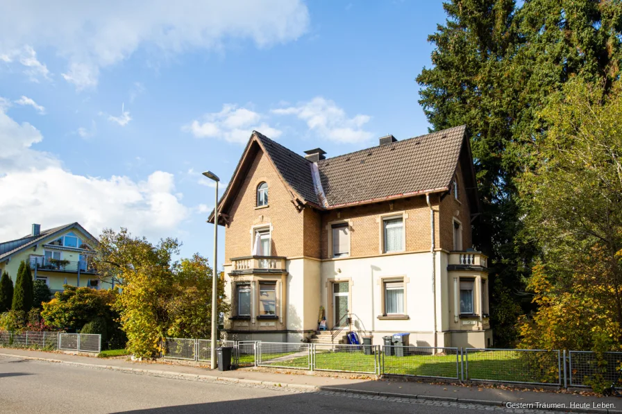 Außenansicht  - Haus kaufen in Titisee-Neustadt - Renovierungsbedürftige Stadtvilla mit Potenzial und großen Grundstück zu verkaufen