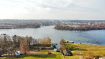 Umgebungsbild Aussicht Drohnenaufnahme über dem Grundstück auf die Dahme