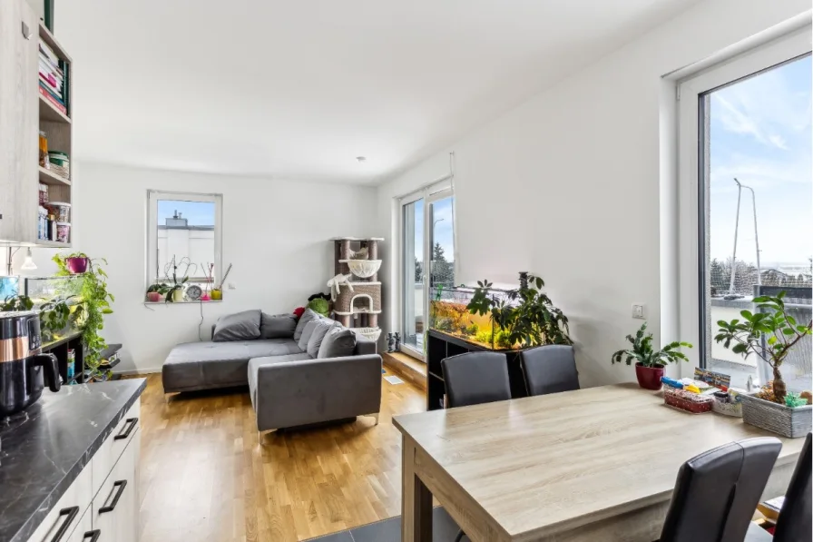 Wohnzimmer mit offener Wohnküche Blick aus der Küche - Wohnung kaufen in Fredersdorf-Vogelsdorf - Exklusive, moderne Wohnung im TOP Zustand – Baujahr 2023 – Ideal für Kapitalanleger o. Selbstnutzer