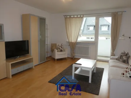 Wohnzimmer - Wohnung mieten in Frankfurt am Main / Westend-Nord - WESTEND-NORD: neu möblierte 2,5 Zimmer Wohnung mit Balkon und Skyline Blick, Erstbezug nach Renovierung