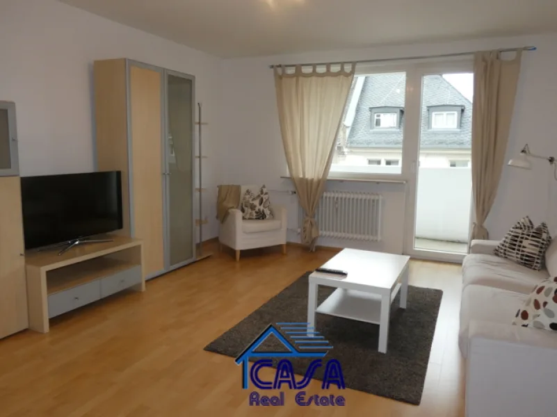 Wohnzimmer - Wohnung mieten in Frankfurt am Main / Westend-Nord - WESTEND-NORD: neu möblierte 2,5 Zimmer Wohnung mit Balkon und Skyline Blick, Erstbezug nach Renovierung