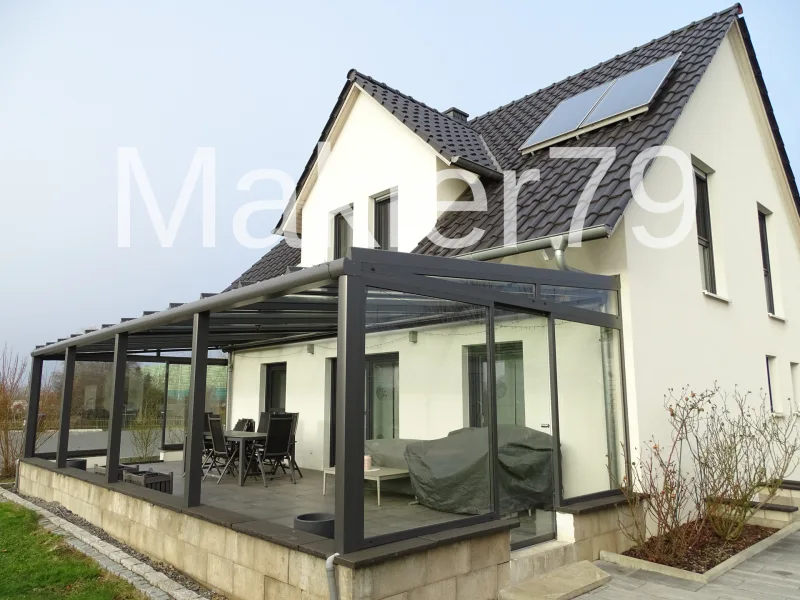 Ansicht mit Terrasse - Haus kaufen in Vechelde - Neuwertiges Einfamilienhaus in Vechelde