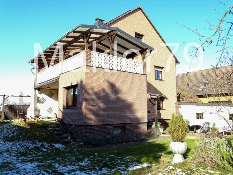 Blick aus dem Garten - Haus kaufen in Ilsede - Gadenstedt - Zweifamilienhaus mit Solar in Ilsede - OT Gadenstedt