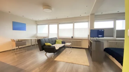 Wohnbereich - Wohnung kaufen in Ingolstadt - LOFT-FEELING: Stylisch möbliertes Apartment, 50 qm, im 10. OG mit super Blick- zw. AUDI und IN-City