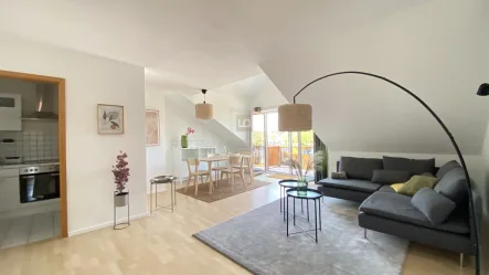 _Wohnen-Essen-Küche- - Wohnung mieten in Ingolstadt - Wunderbare, möblierte 3 ZKB-DG-Wohnung, 72 m², Balkon, EBK, TG, Ingolstadt-Süd