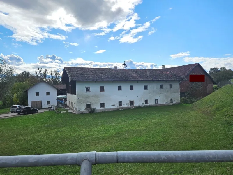 Weitblick auf das Anwesen - Haus kaufen in Winhöring / Eisenfelden - Vierseithof in idyllischer Alleinlage nahe Neuötting