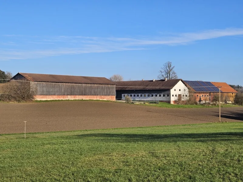 Hofansicht von Süden - Haus kaufen in Wurmannsquick - Vierseithof in idyllischer Alleinlage in niederbayerischer Hügellandschaft